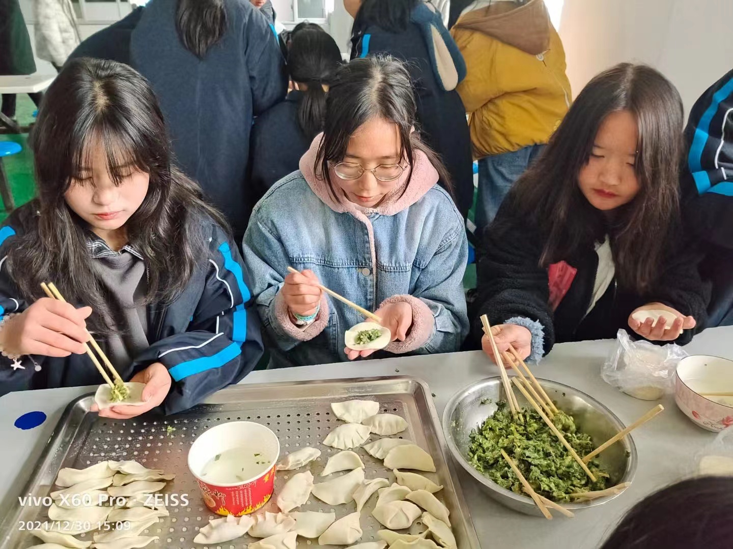 情暖校園，你是主“餃”！我校舉行周末實(shí)踐活動(dòng)——包餃子